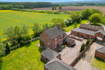 1.6 acres of Farmhouse for sale in Hoton