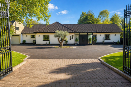 1 acre of House with Land for sale in Runnymede and Weybridge