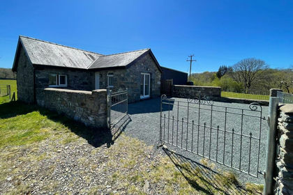 15 acres of Cottage for sale in Maentwrog