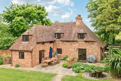 10.3 acres of House with Land for sale in Elham