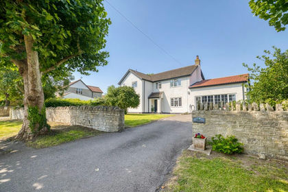 5.5 acres of Equestrian property for sale in Lydford-on-Fosse