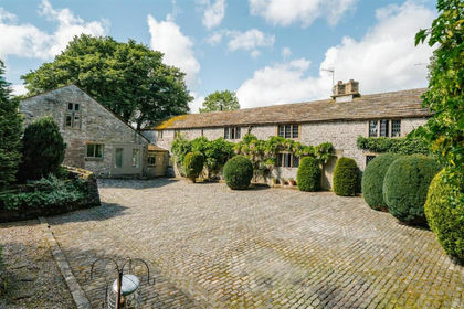 5.3 acres of Farmhouse for sale in Peak Forest