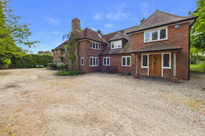 1 acre of Country Home for sale in Bledlow-cum-Saunderton