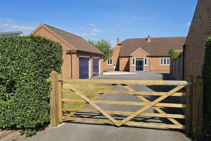 7 acres of House with Land for sale in Whatton-in-the-Vale
