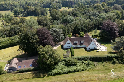 2.1 acres of House with Land for sale in Bisham