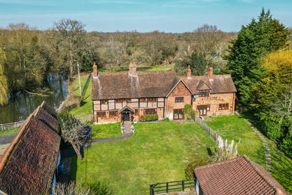 2 acres of Farmhouse for sale in St. Nicholas, Hurst