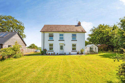 4 acres of House with Land for sale in Llanllwni