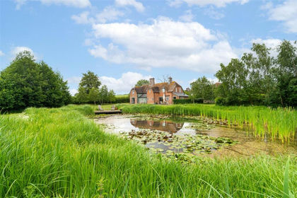 1.6 acres of Cottage for sale in Hinton