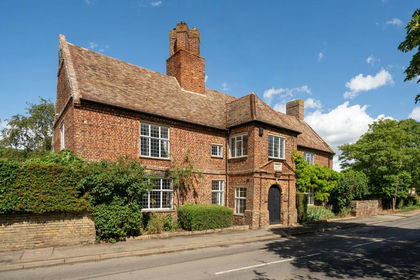 2.8 acres of Cottage for sale in Haddenham