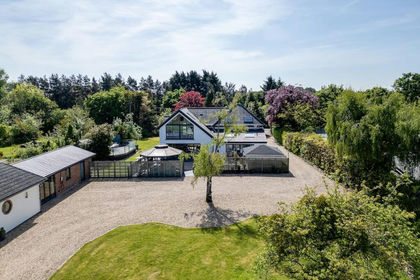 1 acre of House with Land for sale in Saughall and Shotwick Park