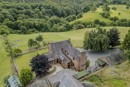 9.5 acres of Farmhouse for sale in Alton