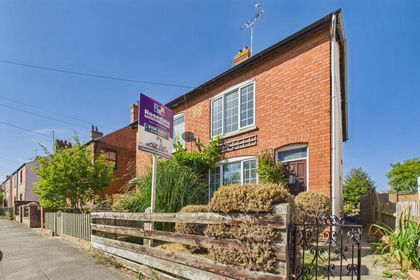 Cottage for sale in Bourne