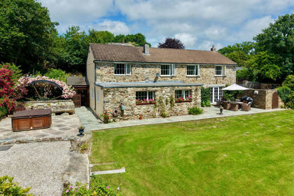 7 acres of Farmhouse for sale in St. Wenn