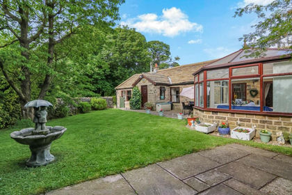 Barn Conversion for sale in Carlton