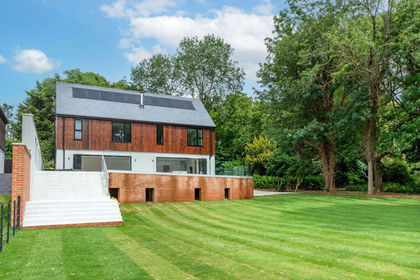 1 acre of House with Land for sale in Clifton Hampden