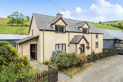 9.4 acres of House with Land for sale in Llanbrynmair