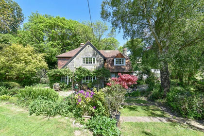 2.5 acres of Cottage for sale in Wroxall