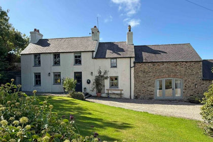3 acres of Farmhouse for sale in Cylch-y-Garn
