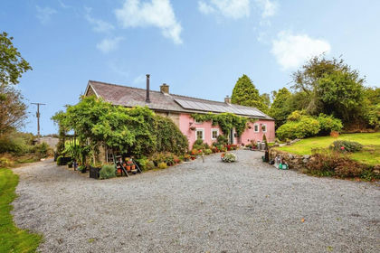 8.5 acres of House with Land for sale in Troedyraur
