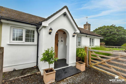 1.3 acres of Cottage for sale in Hundleton