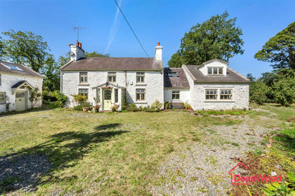 4 acres of Farmhouse for sale in