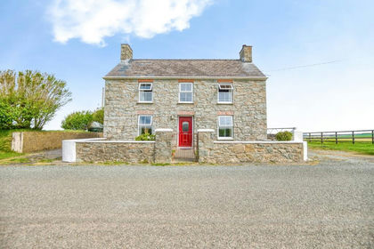 19 acres of Farmhouse for sale in Llanrhian