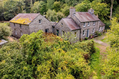 1 acre of Farmhouse for sale in Ciliau Aeron