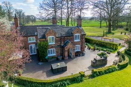 3 acres of Cottage for sale in Hints