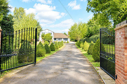 4.5 acres of House with Land for sale in Welwyn