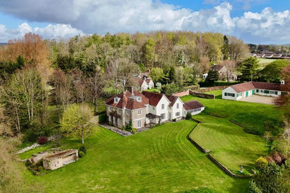 6.5 acres of Country Home for sale in Bourton