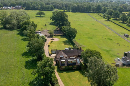 5 acres of House with Land for sale in Mobberley