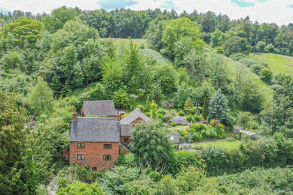 3 acres of Cottage for sale in Draycott in the Clay