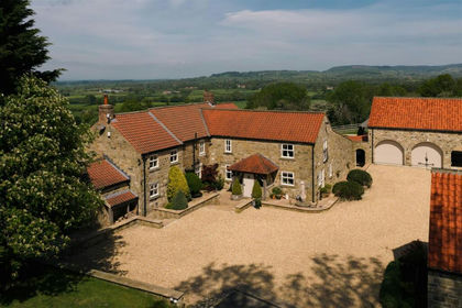 11 acres of Country Home for sale in Thirkleby High and Low with Osgodby