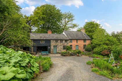 28 acres of Cottage for sale in Llanerfyl
