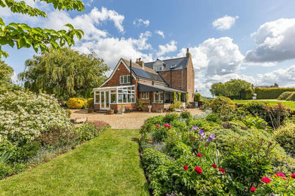 1.5 acres of Farmhouse for sale in Long Sutton