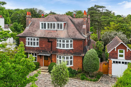 1.6 acres of House with Land for sale in Eltham and Chislehurst