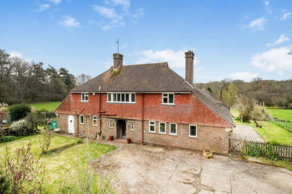 19.5 acres of Farmhouse for sale in Chiddingstone