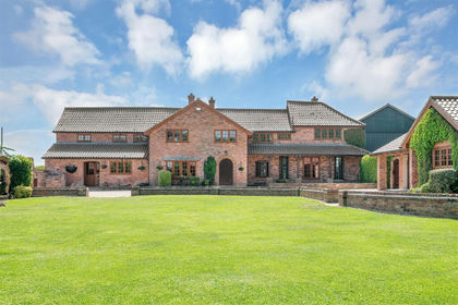 10.8 acres of Farmhouse for sale in South Leverton