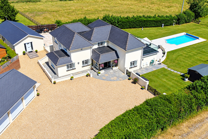 2 acres of House with Land for sale in Hythe and Dibden
