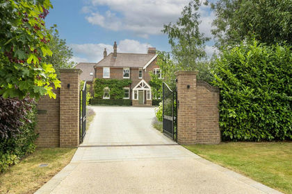 1 acre of House with Land for sale in Harpenden Town