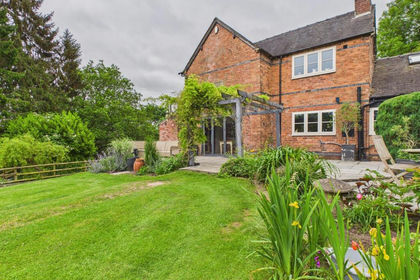 2 acres of Cottage for sale in Mayfield