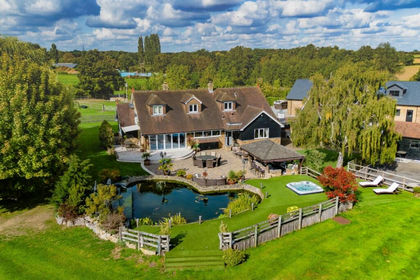 7 acres of House with Land for sale in Doddinghurst