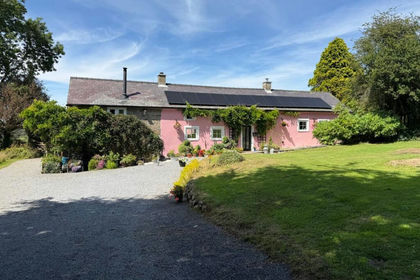8.5 acres of House with Land for sale in Troedyraur