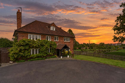 3.6 acres of Farmhouse for sale in Longwick-cum-Ilmer