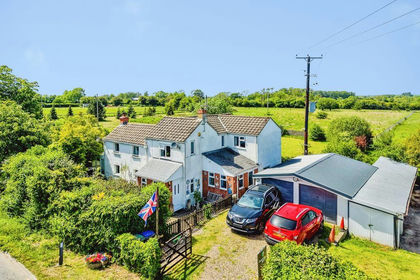 5 acres of House with Land for sale in Cricklade