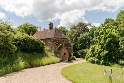 9 acres of Farmhouse for sale in Ewhurst