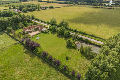 2.1 acres of House with Land for sale in Childrey