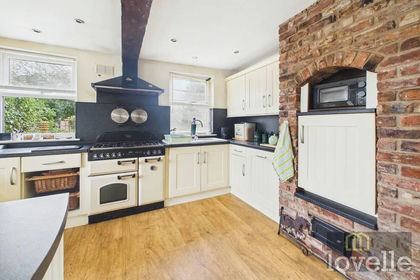 2 acres of Farmhouse for sale in Mumby