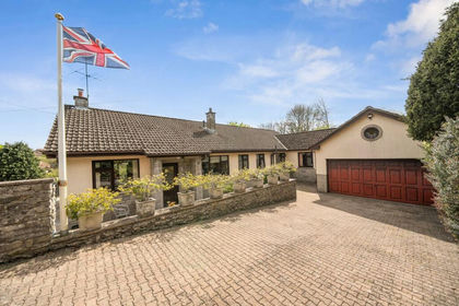 1 acre of House with Land for sale in Shepton Mallet