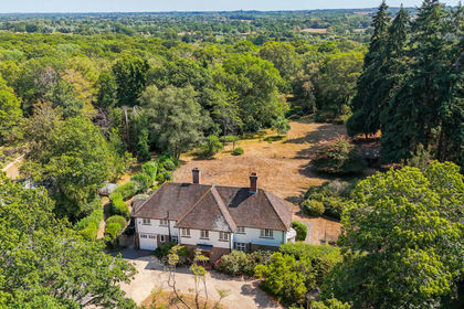 7 acres of House with Land for sale in Finchampstead